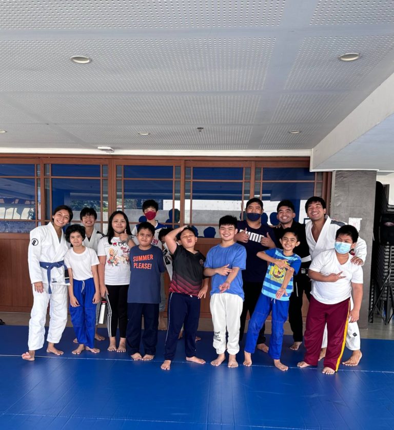 Mano Amiga kids with coaches Shanta Carlos and Philip Alegre