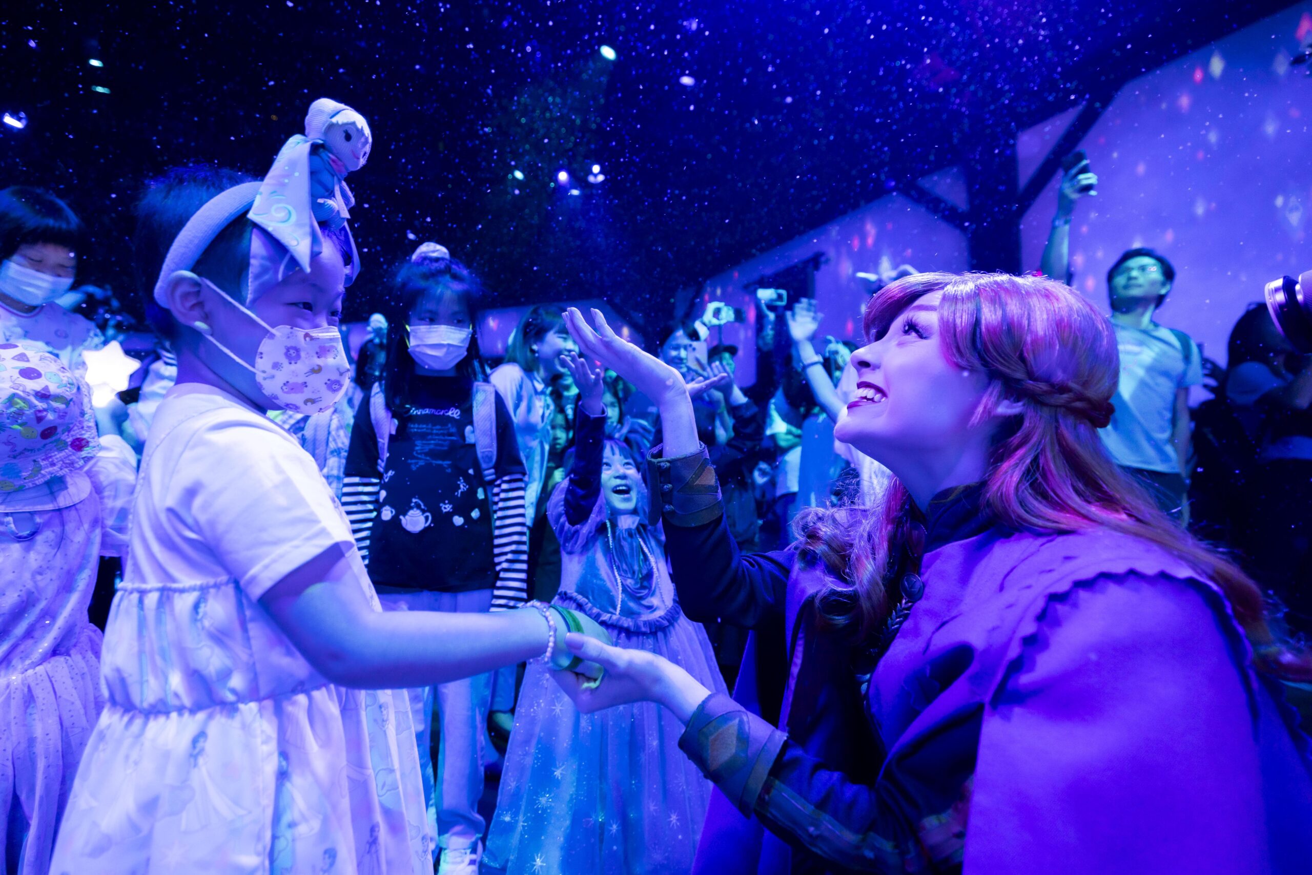 Hong Kong Disneyland teams up with Make-A-Wish, treats critically ill kids to ‘Summer Snow Day’at new World of Frozen