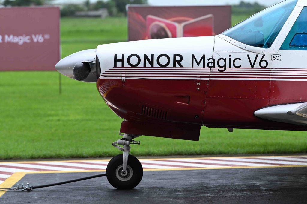 Can the HONOR Magic V6 Survive a 1-Ton Aircraft? Can the HONOR Magic V6 Survive a 1-Ton Aircraft?